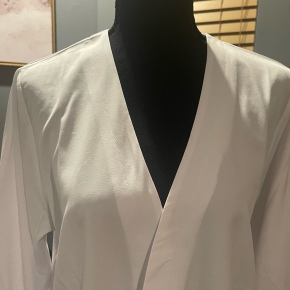 White blouse. One size new - Picture 2 of 4